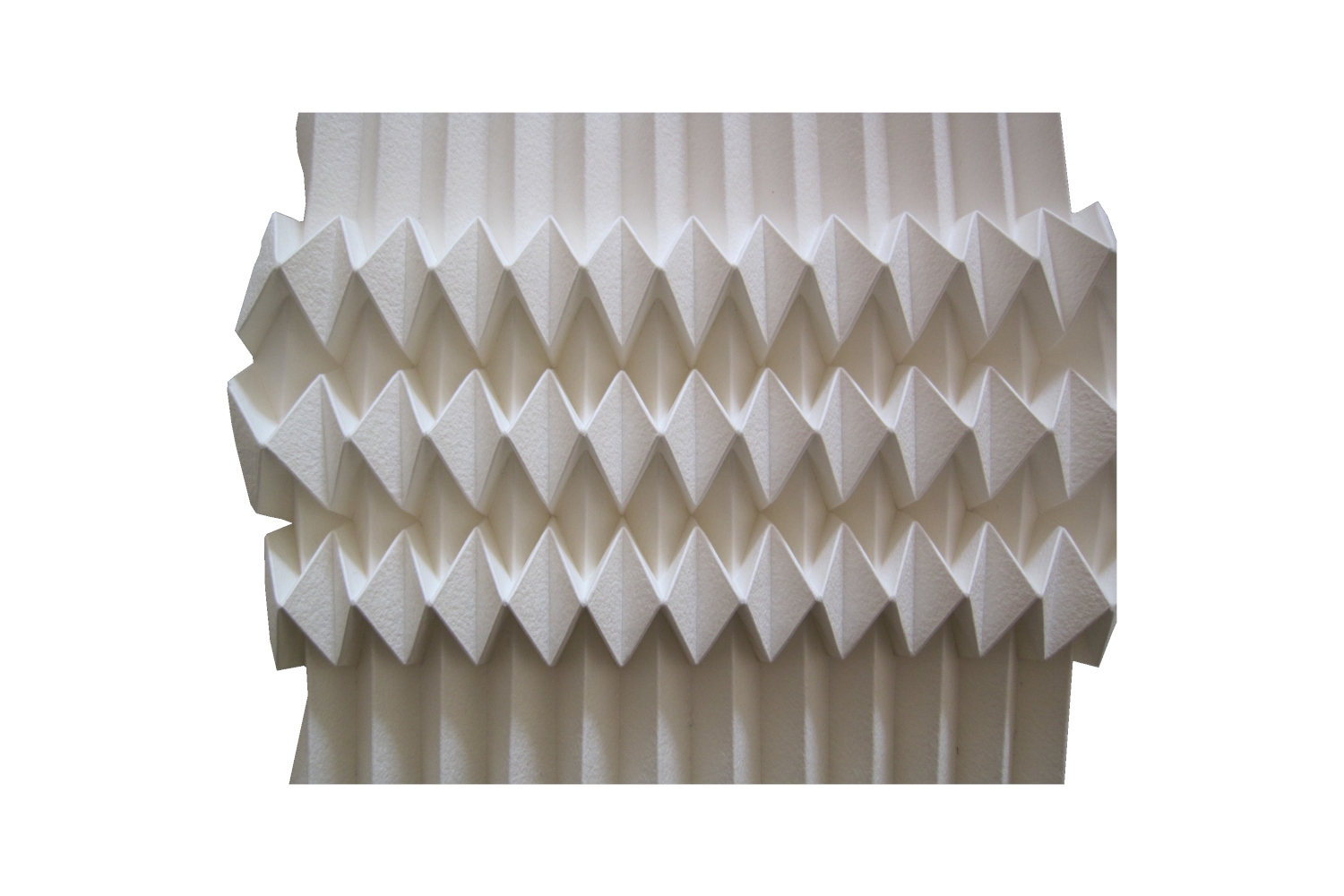 <p>Geometrische Faltung als Beitrag zur Offenen Werkstatt 2012. Verwendung von handgeschöpftem, weißem Papier.</p>