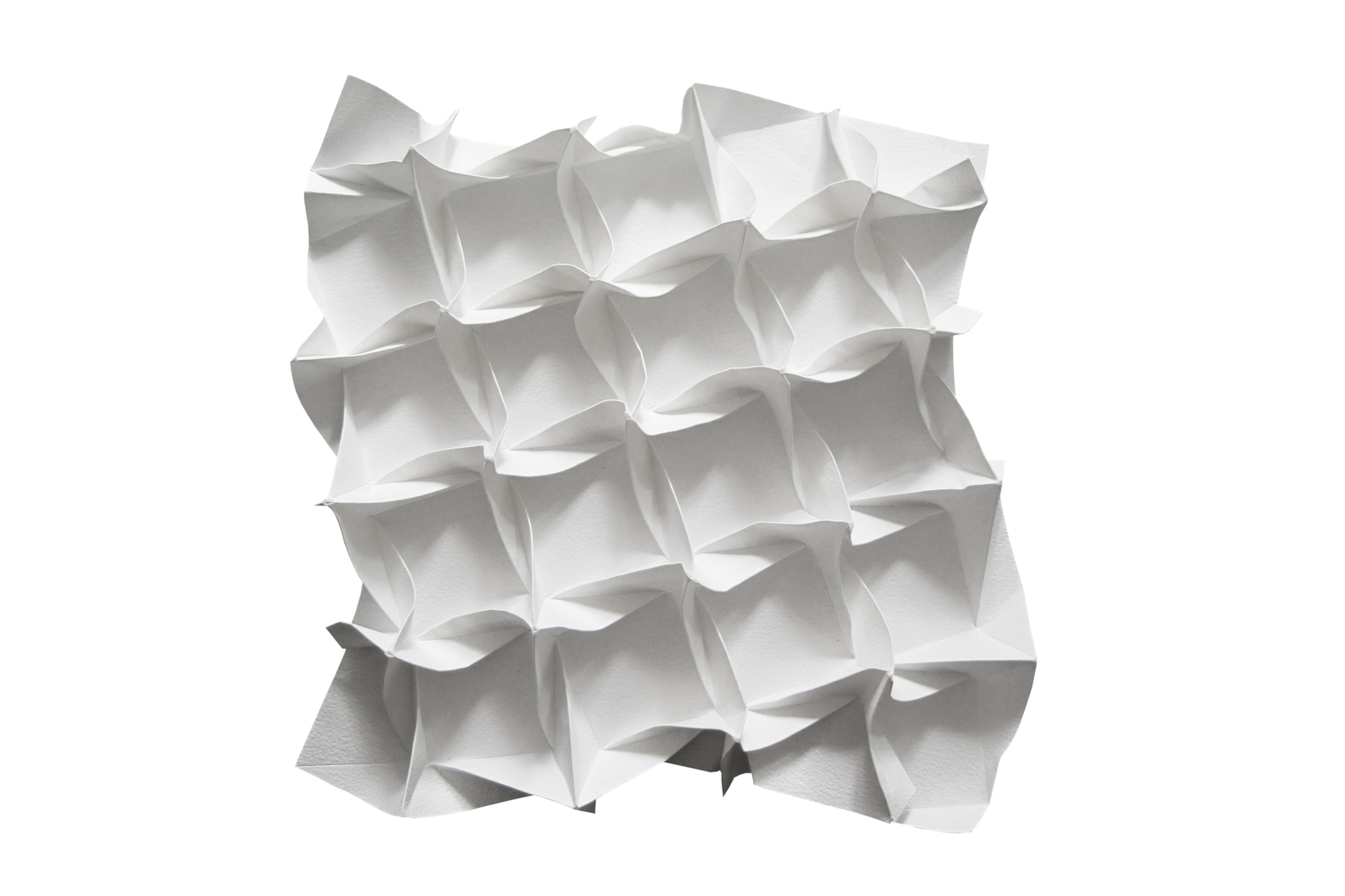 <p>Geometrische Faltung als Beitrag zur Offenen Werkstatt 2012. Verwendung von handgeschöpftem, weißem Papier.</p>