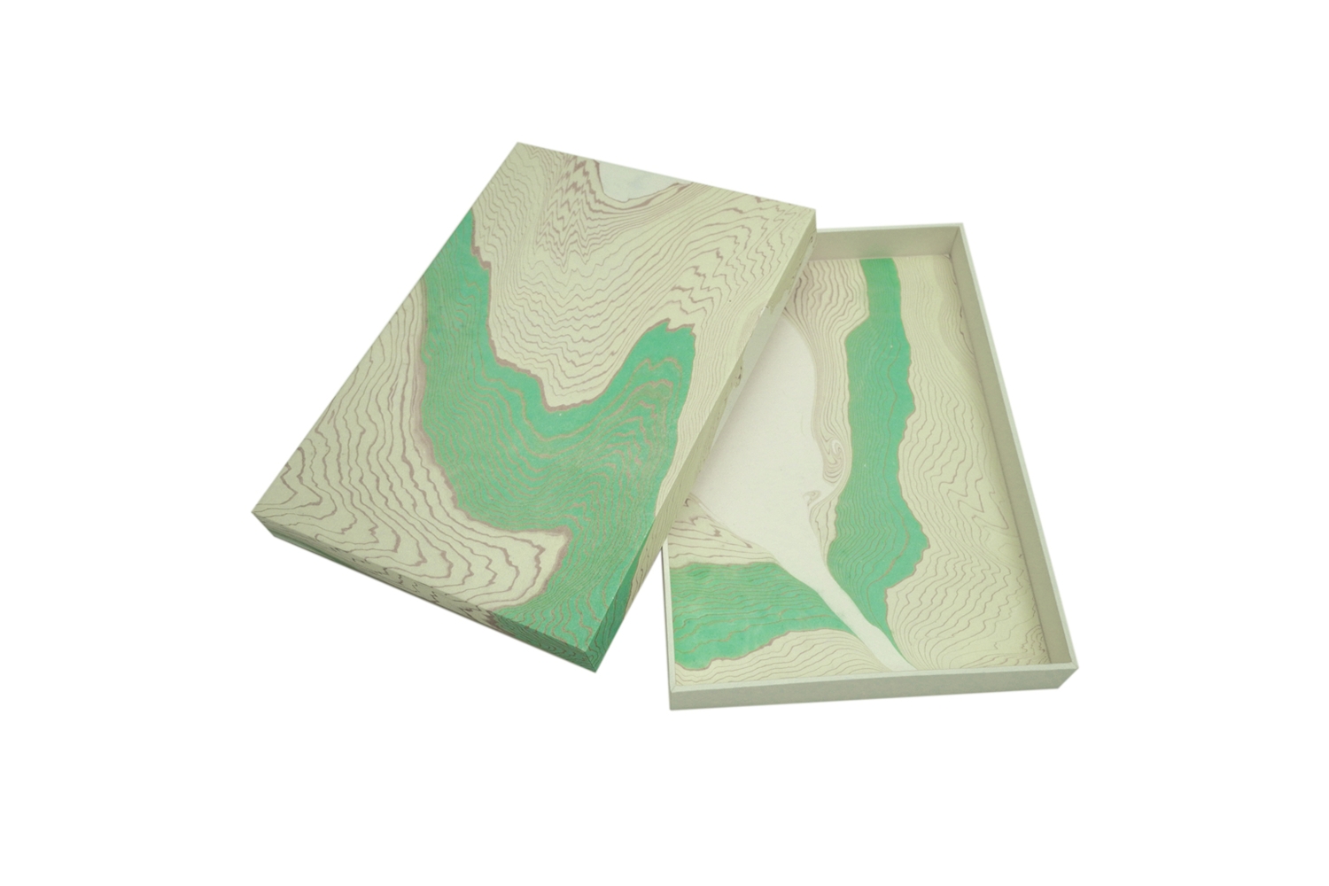 <p>Kasten bezogen mit Suminagashi-Papier (GISELA RESCHKE, Hamburg). Format: 19 cm x 27 cm x 3,5 cm, 2009, Privatbesitz</p>