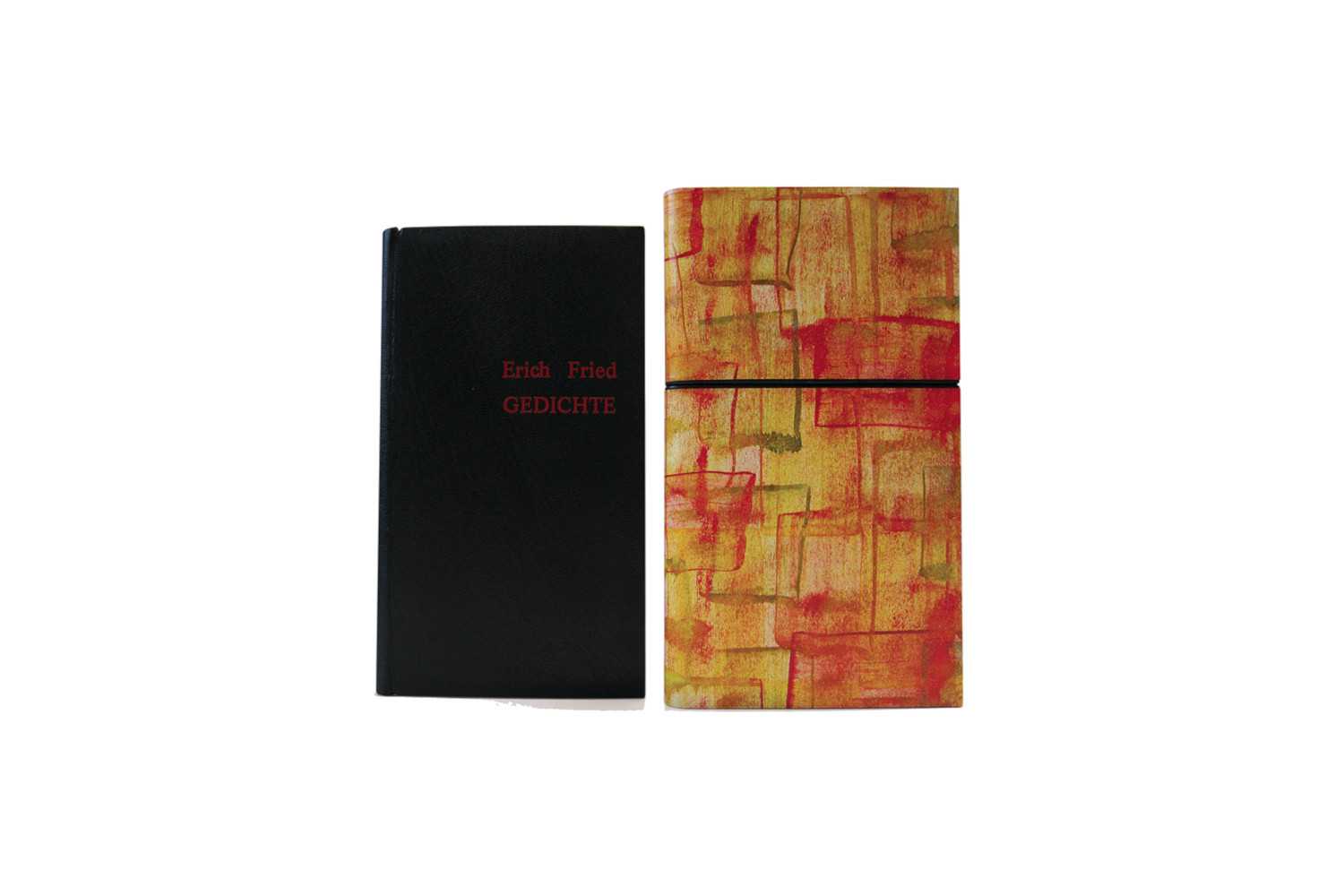 <p>Franzband aus schwarzem Oasenziegenleder, rote Titel-Prägung, farbig gestaltete Vorsätze und Spiegel von GISELA RESCHKE, 2005, 3-seitiger Naturschnitt, handumstochenes, mehrfarbiges Kapital aus japanischer Seide, Schuber mit schwarzer Lederschiene und gespachteltem Buntpapier (GISELA RESCHKE, 2005) bezogen. Format: 12,5 cm x 21,4 cm; 2010, Privatbesitz</p>