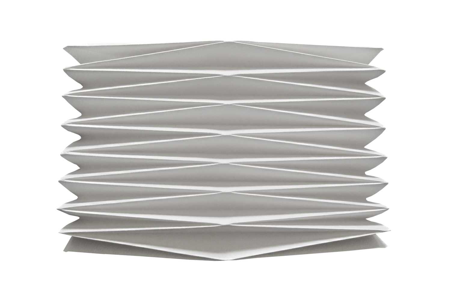 <p>Geometrische Faltung als Beitrag zur Offenen Werkstatt 2012. Verwendung von handgeschöpftem, weißem Papier.</p>