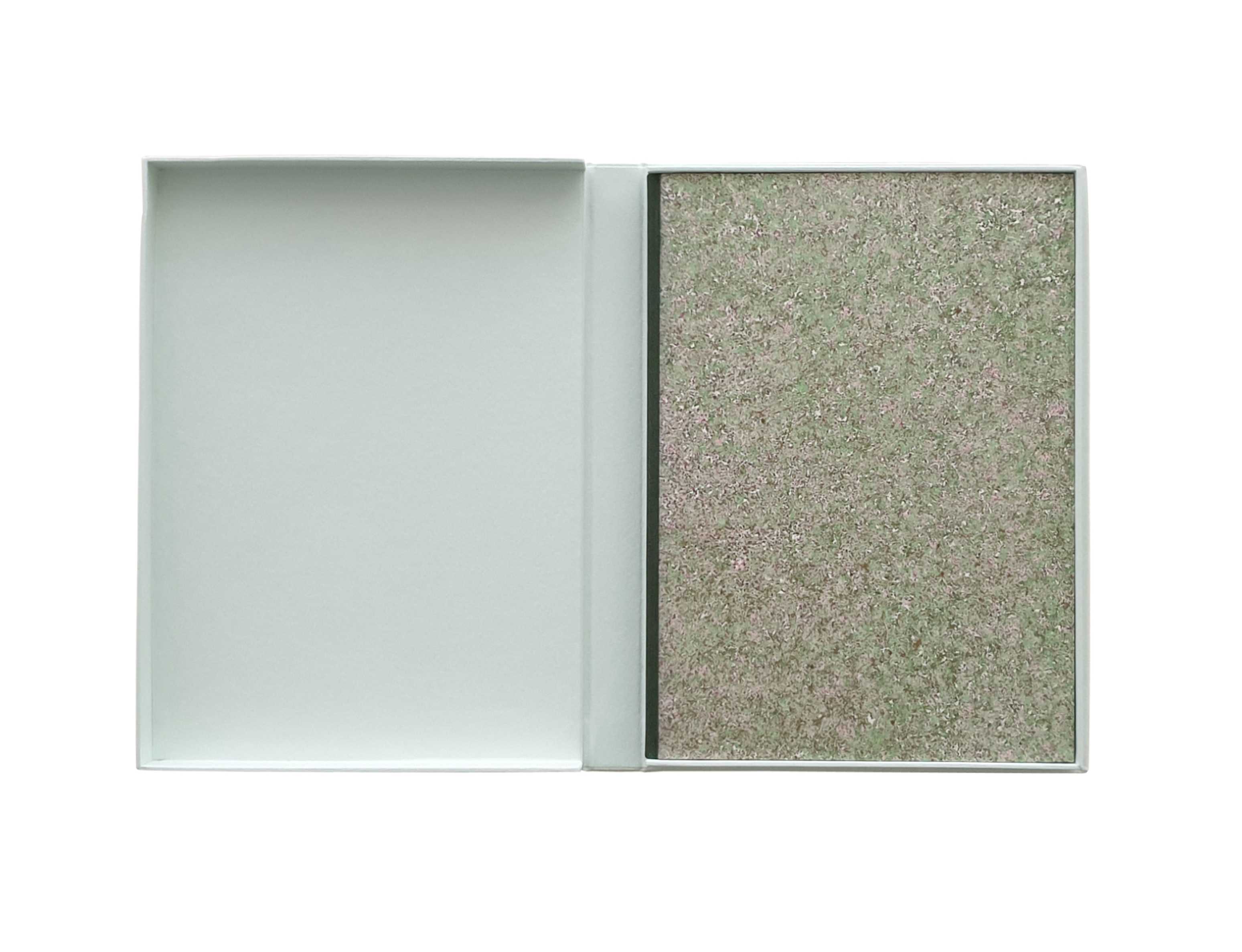 <p>Halblederband, handgefertigte Bezugspapiere, 3-seitiger Farbschnitt, Kassette. Format: 13,5 x 18,5 cm; 2021</p>