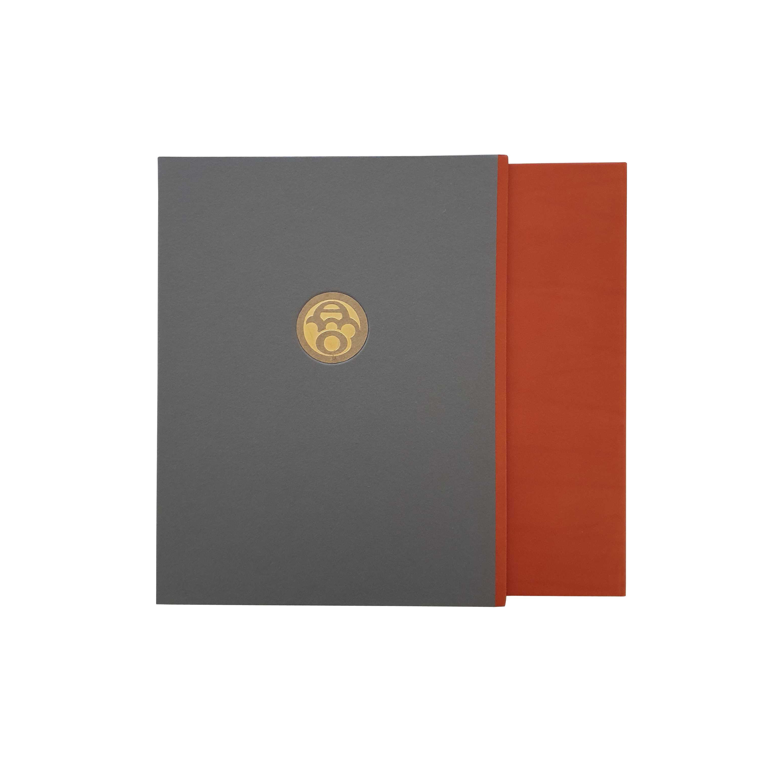 <p>Neueinband einer desolaten Halbpergamentausgabe mit vergoldetem Deckeltitel.<br>
Reinigung Blätter, Neuheftung mit einem orangefarbenen Seidenfaden, Ledereinband (gefärbtes Kalbleder), nickelfarbene Vorderdeckel- und Rückentitelprägung, moltongefütterter Schuber mit Ledereinfassung, Einlage der Original-Deckelvignette. Format: 17,3 cm x 21,8 cm; 2024, Privatbesitz</p>