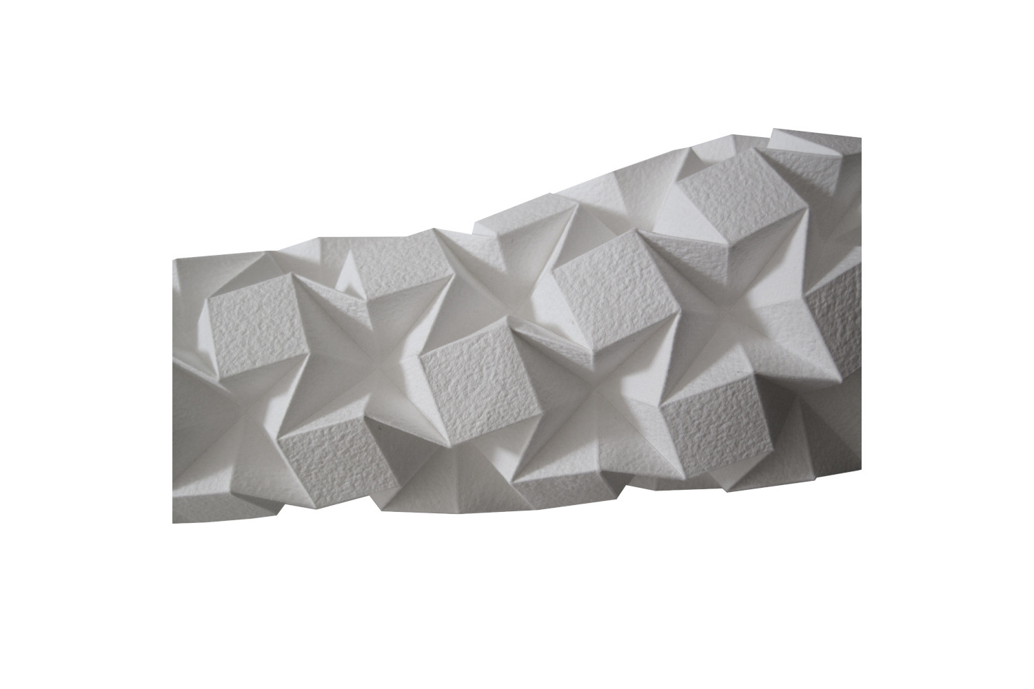 <p>Geometrische Faltung als Beitrag zur Offenen Werkstatt 2012. Verwendung von handgeschöpftem, weißem Papier.</p>