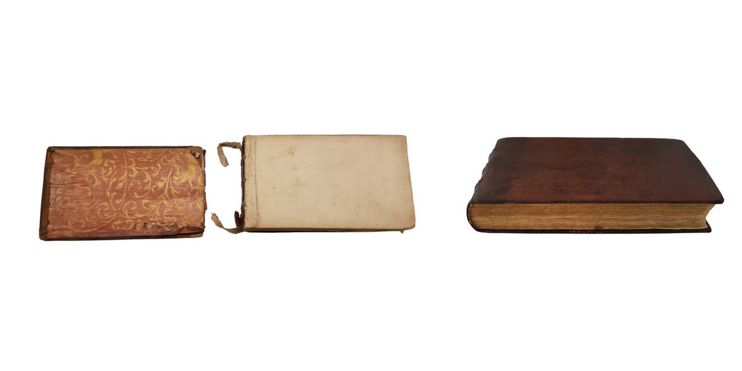 <p>Ganzlederband, Wiederverwendung aller historischen Materialien, Sicherung der Brokatpapiere. Auftragsarbeit aus dem Jahr 2017</p>