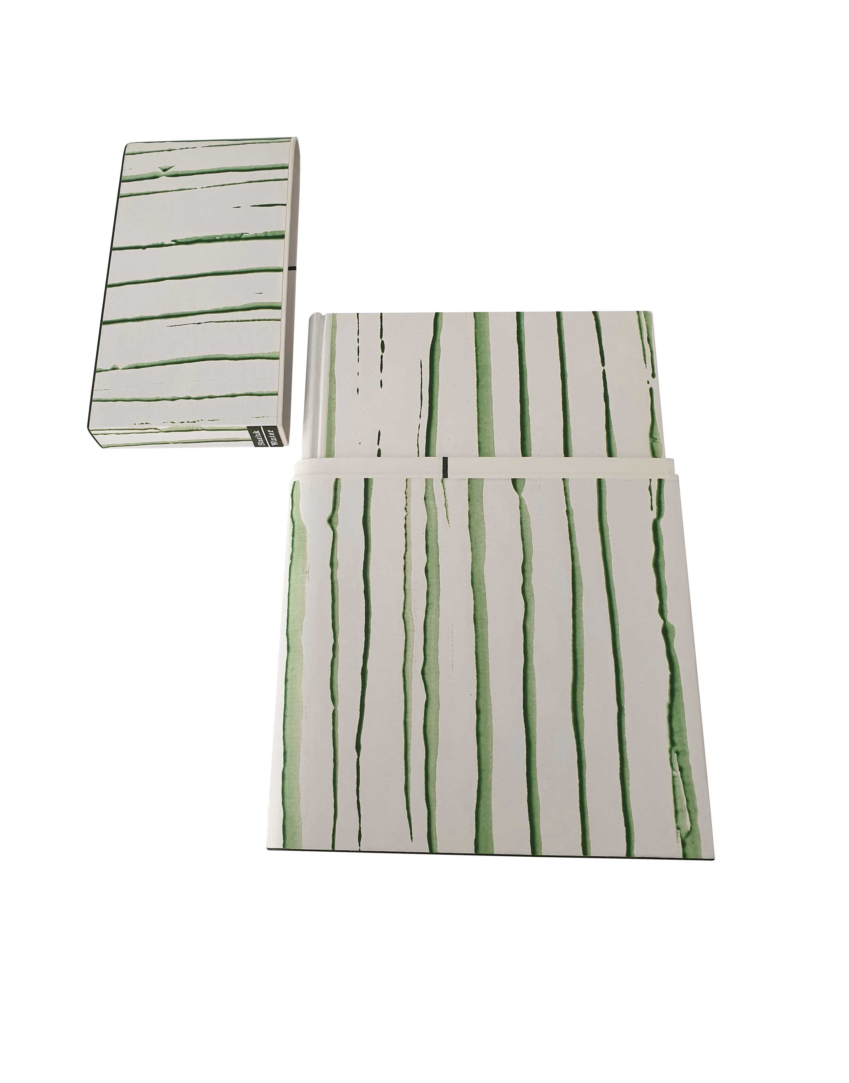 <p>Dänischer Millimeterband, Rücken und Ecken aus weißem Kalbleder gefertigt, Deckel mit Buntpapier (Kleisterpapier) bezogen, Vorsätze aus weißem Büttenpapier, mit Häubchen und schwarzem Lederkapitel gearbeitet, Buchkapsel mit Ledereinfassung und Kleisterpapier bezogen. Format: 12,5 cm x 18,6 cm; 2011 (Einband), 2022 (Buchkapsel)</p>