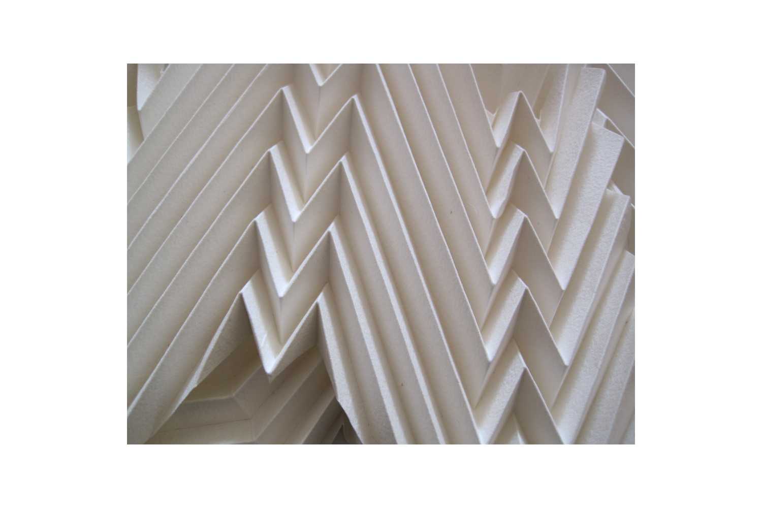 <p>Geometrische Faltung als Beitrag zur Offenen Werkstatt 2012. Verwendung von handgeschöpftem, weißem Papier.</p>