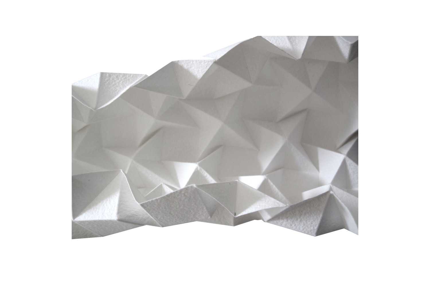 <p>Geometrische Faltung als Beitrag zur Offenen Werkstatt 2012. Verwendung von handgeschöpftem, weißem Papier.</p>