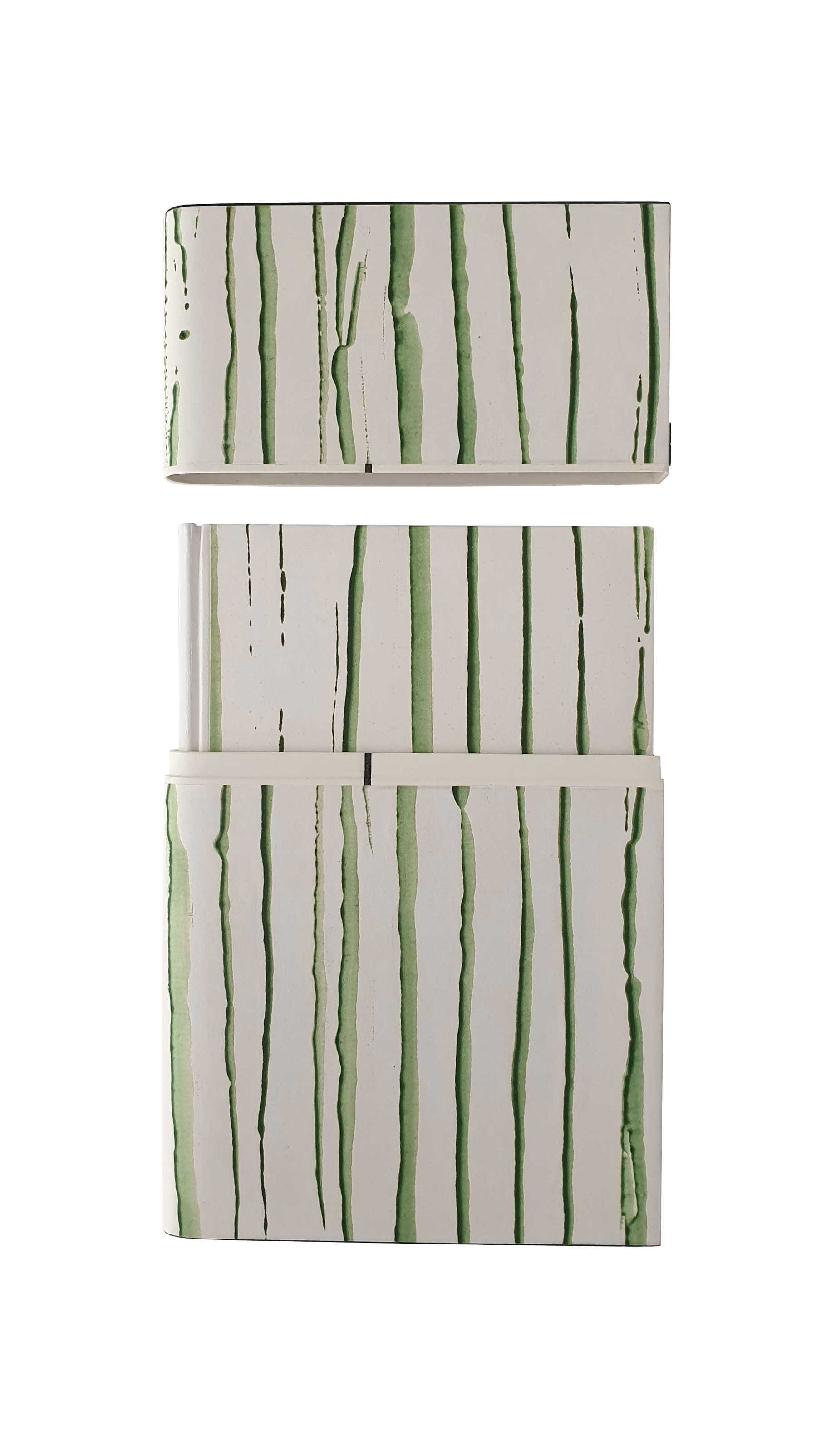 <p>Dänischer Millimeterband, Rücken und Ecken aus weißem Kalbleder gefertigt, Deckel mit Buntpapier (Kleisterpapier) bezogen, Vorsätze aus weißem Büttenpapier, mit Häubchen und schwarzem Lederkapitel gearbeitet, Buchkapsel mit Ledereinfassung und Kleisterpapier bezogen. Format: 12,5 cm x 18,6 cm; 2011 (Einband), 2022 (Buchkapsel)</p>