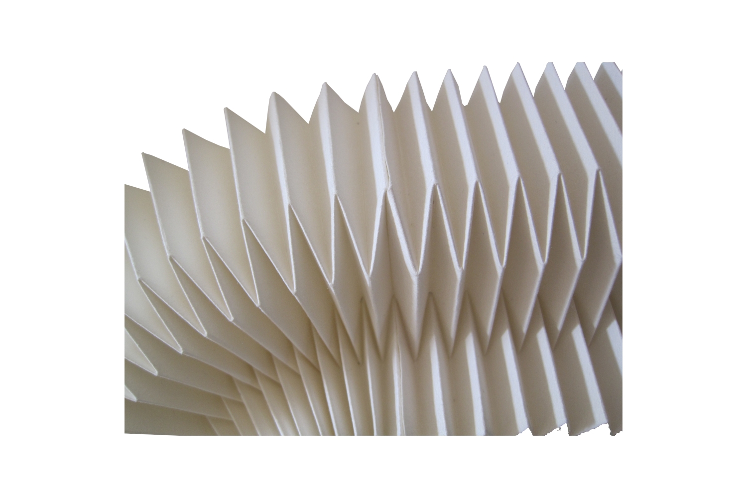 <p>Geometrische Faltung als Beitrag zur Offenen Werkstatt 2012. Verwendung von handgeschöpftem, weißem Papier.</p>